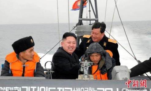 Ông Kim Jong-ul thị sát lực lượng liên hợp 597 của Hải quân Triều Tiên.